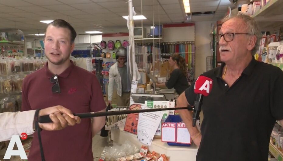 In de winkel aan de Eerste Oosterparkstraat, tijdens een reportage